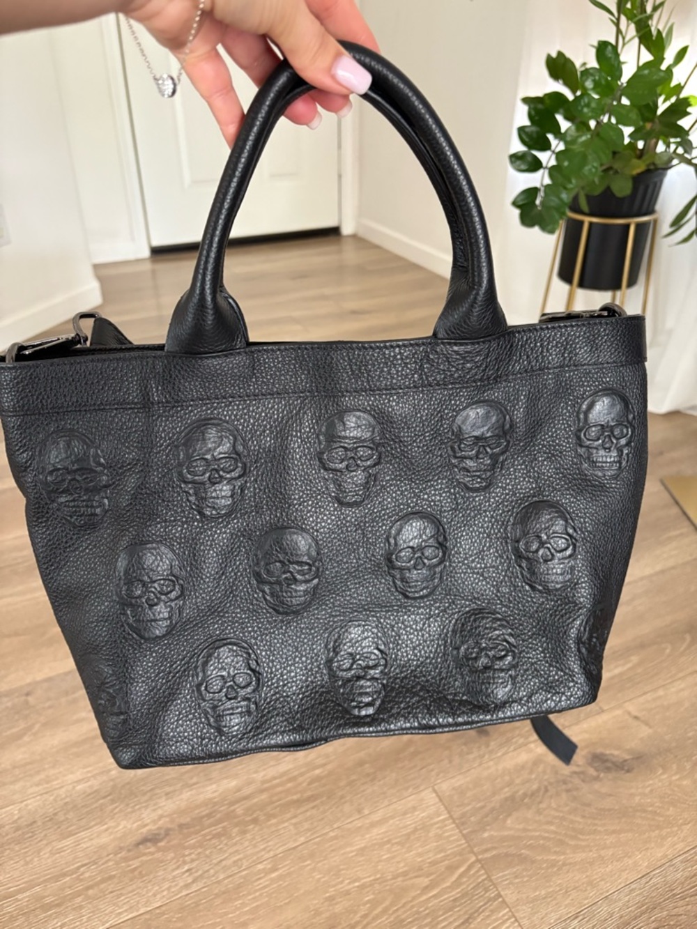 Black Skull-Embossed Leather Tote Bag - Women - Picture 6 of 10